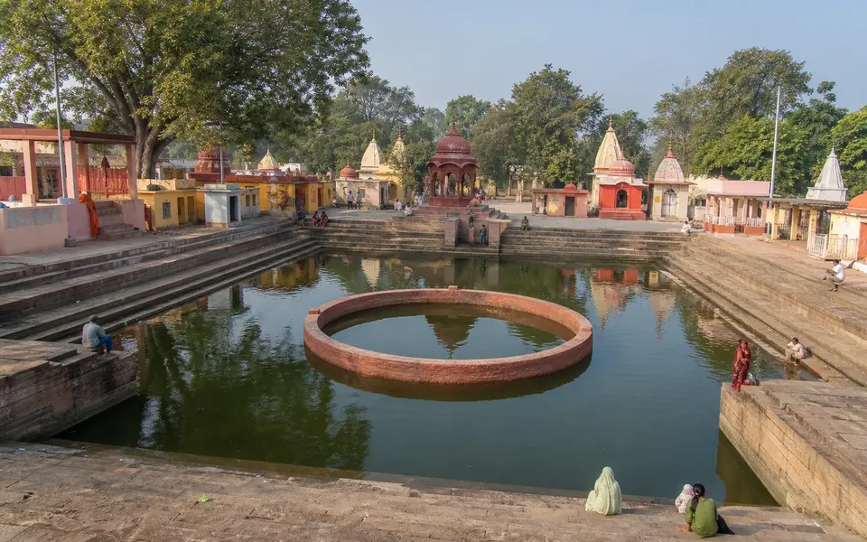 Illustrative view of Chakratirth's stepped pond and circular central structure in Naimisharanya.