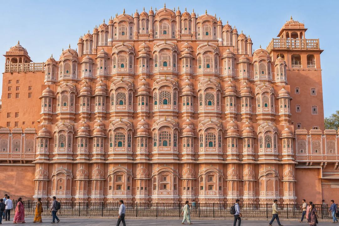 Illustration of Hawa Mahal’s pink facade and rows of ornate windows in daylight.