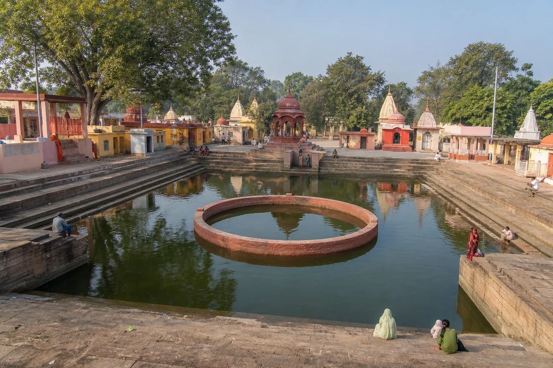 Illustrative view of Chakratirth's stepped pond and circular central structure in Naimisharanya.